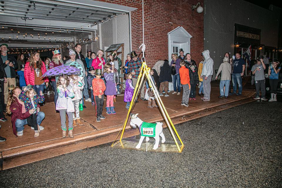 Snow Hill had its first New Year's Eve Goat Drop for children.   The event was held at Snow Hill's old Fire House from 5 to 6 p.m. on New Year's Eve 2022.