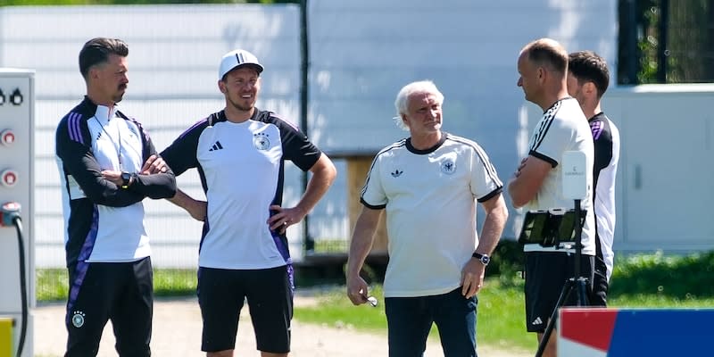 Rudi Völler mit dem deutschen Trainerteam<span class="copyright">Imago</span>