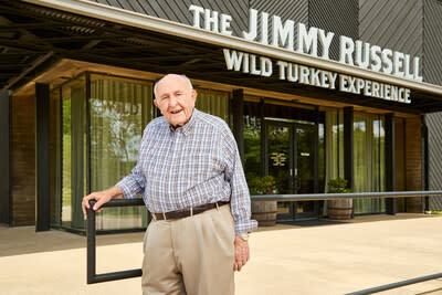 Wild Turkey Jimmy Russell, burbon tutkunlarını Amerikan ikonunu ziyaret etmeye davet eden modernleştirilmiş bir ziyaretçi merkezi olan Wild Turkey Experience’ı açıyor