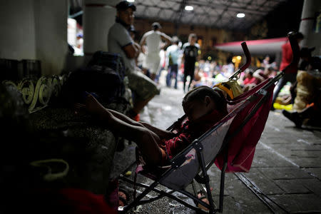 Migrants, part of a caravan of thousands of migrants from Central America en route to the United States, rest along the sidewalks of Tapachula city center, Mexico October 21, 2018. REUTERS/Ueslei Marcelino