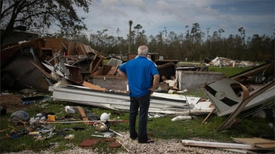Un hombre mira su casa destruida en Luisiana