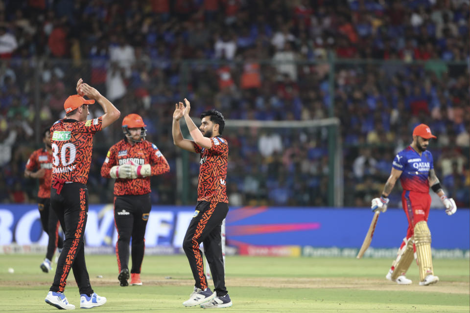 Sunrisers Hyderabad's Mayank Markande celebrates the wicket of Royal Challengers Bengaluru's Virat Kohli with teammates during the Indian Premier League cricket match between Royal Challengers Bangaluru and Sunrisers Hyderabad in Bengaluru, India, Monday, April 15, 2024. (AP Photo/Kashif Masood)