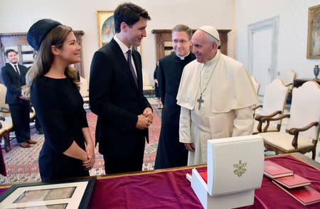 Pope Francis exchanges gifts with Canada's Prime Minister Justin Trudeau and his wife Sophie Gregoire Trudeau during a private audience at the Vatican, May 29, 2017. REUTERS/Ettore Ferrari/pool