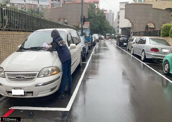 杜絕公有停車位成私人車庫，新北交通局整頓汐止康寧街及明峰街公有停車格位一月十八日起收費管理，圖為汐止區康寧街。（圖:新北交通局提供）