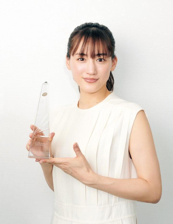 綾瀨遙以《天國與地獄》榮獲本屆日劇學院賞最佳女主角獎座。（翻攝自thetv）