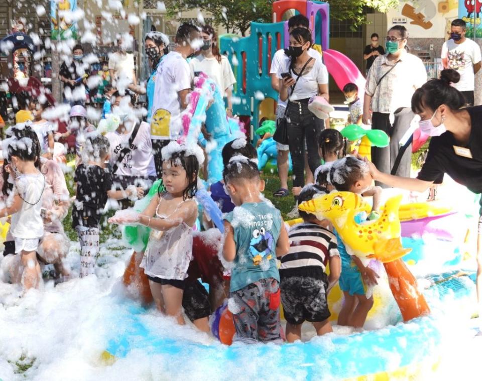 花蓮市立幼兒園昨天開學日舉行「水樂園派對」，小朋友開心玩水，忘卻入學的不安。（花蓮市公所提供）