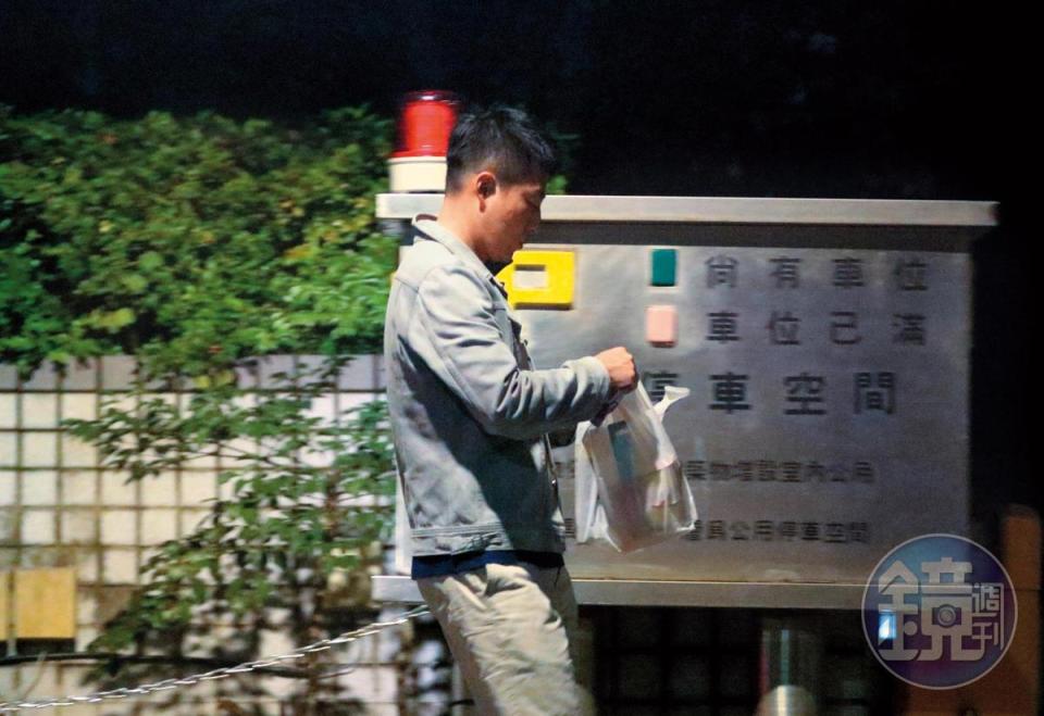 3月3日23：14，提著一袋採買物品，汪小菲又走回「台北信義」豪宅。