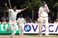 <p>Muttiah Muralitharan celebrates the wicket of Alastair Cook in 2007<br></p>