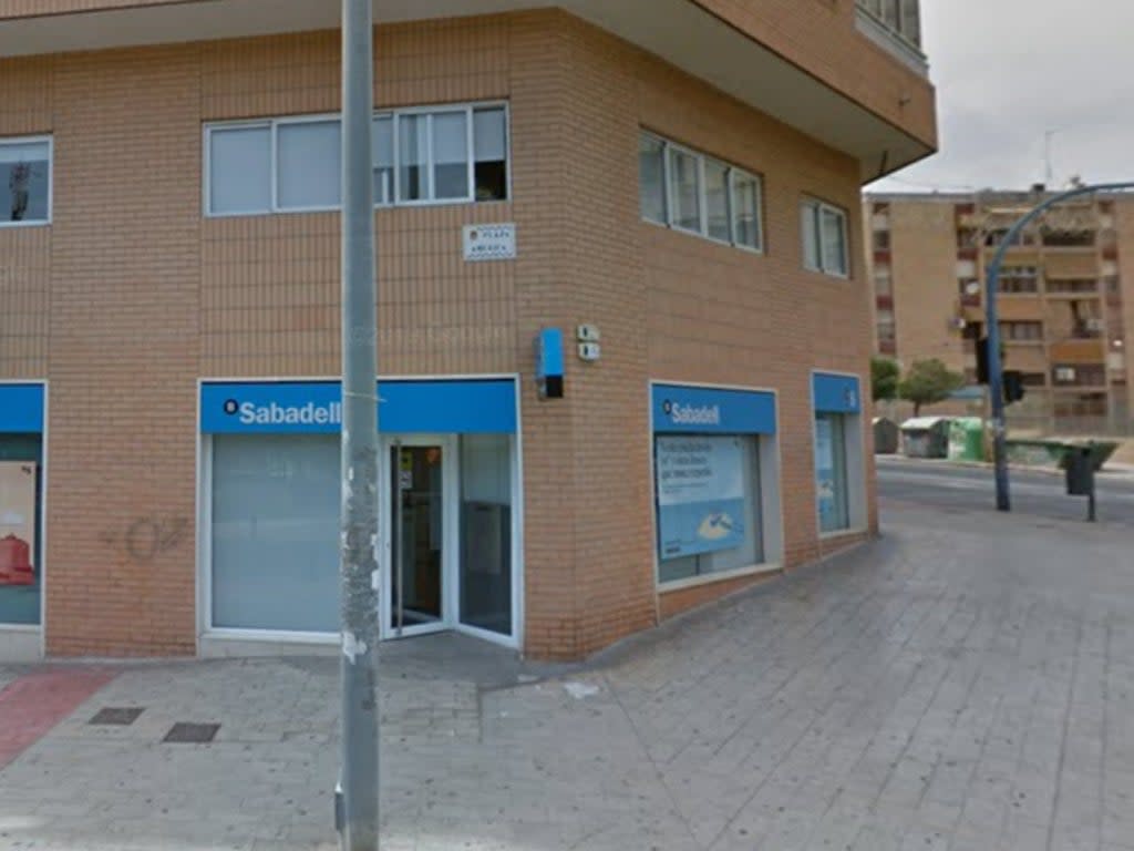 The attempted robbery reportedly took place at a Sabadell Bank branch in Alicante (Google Maps)