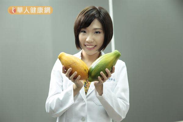 中國醫藥大學營養系鄭師嘉營養師，教我們如何挑選「木瓜」。（攝影／江旻駿）