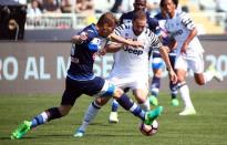 Football Soccer - Pescara v Juventus - Italian Serie A - Adriatico-Giovanni Cornacchia Stadium, Pescara, Italy - 15/04/17 Pescara's Andrea Coda and Juventus' Gonzalo Higuain in action. REUTERS/Alessandro Bianchi