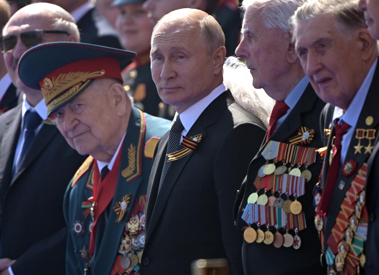 Russian President Vladimir Putin, center