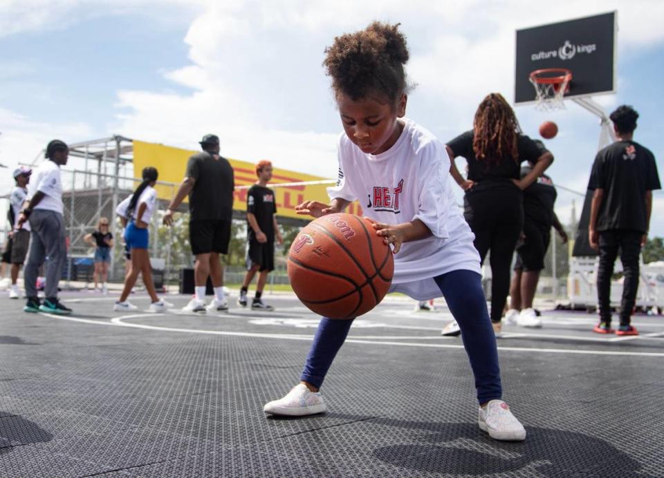 Una niña juega con la pelota en el campamento de baloncesto organizado por el Heat y el festival de música Rolling Loud, el 19 de julio de 2023 en el Hard Rock Stadium en Miami Gardens, Florida.