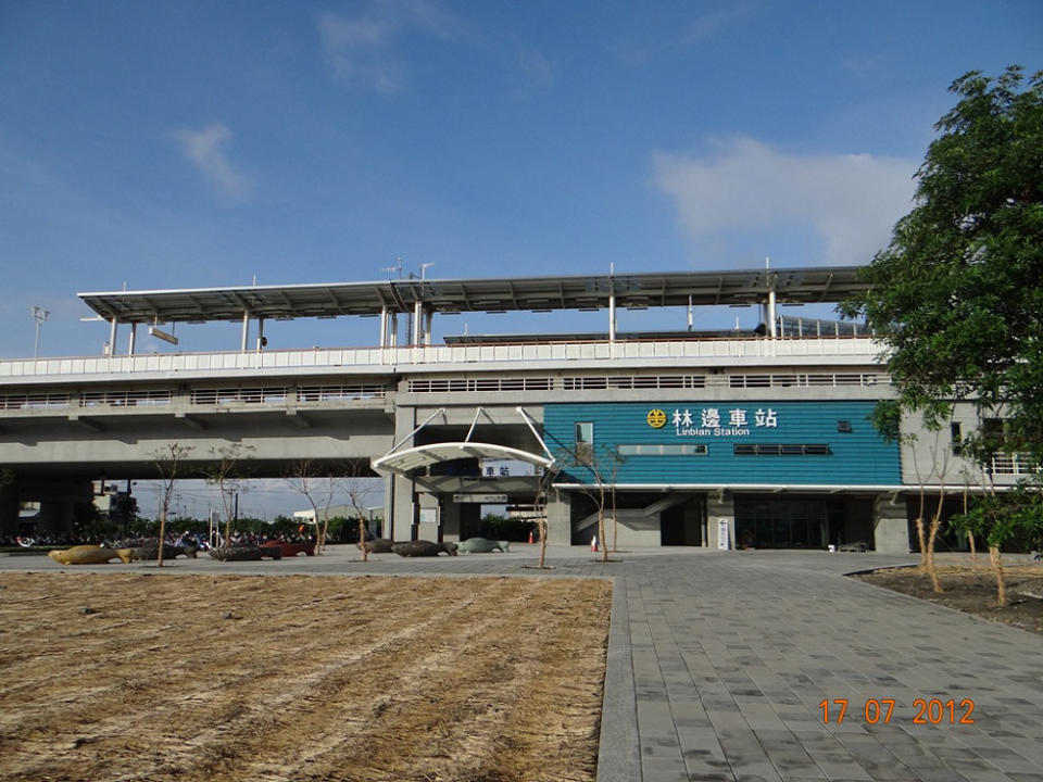 林邊車站(Photo via Wikimedia, by Yoyotwtn, License: CC BY-SA 3.0，圖片來源：https://zh.wikipedia.org/wiki/%E6%9E%97%E9%82%8A%E8%BB%8A%E7%AB%99#/media/File:TRA_Linbian_Station.jpg)