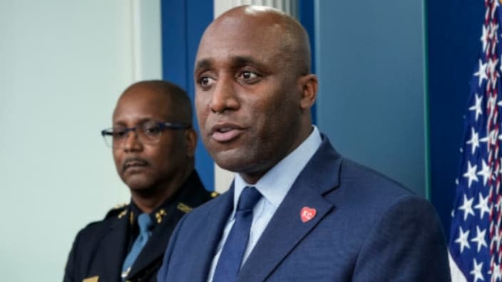 Kansas City Mayor Quinton Lucas (center) speaks at the White House in May as Detroit Police Chief James White (left) looks on. (Photo: Drew Angerer/Getty Images)