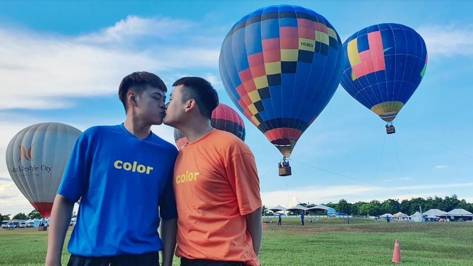 兩人於臺灣國際熱氣球嘉年華接吻合影。（圖／夫夫之道提供）