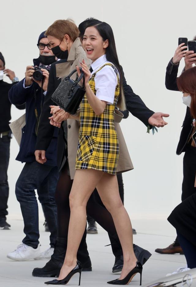 Blackpink's Jisoo Gets 'Clueless' in Plaid Minidress and Classic Pumps at  Dior's Fall 2022 Show