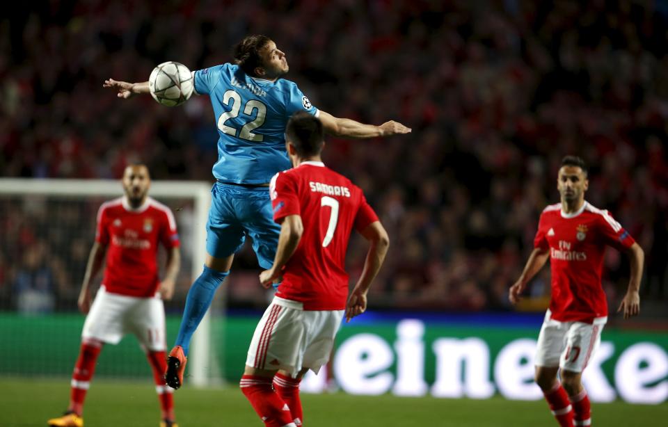 Football Soccer - Benfica v Zenit St. Petersburg - Champions League - Luz stadium, Lisbon, Portugal - 16/02/16. Zenit St. Petersburg's Artem Dzyuba (2nd L) in action against Benfica. REUTERS/Rafael Marchante