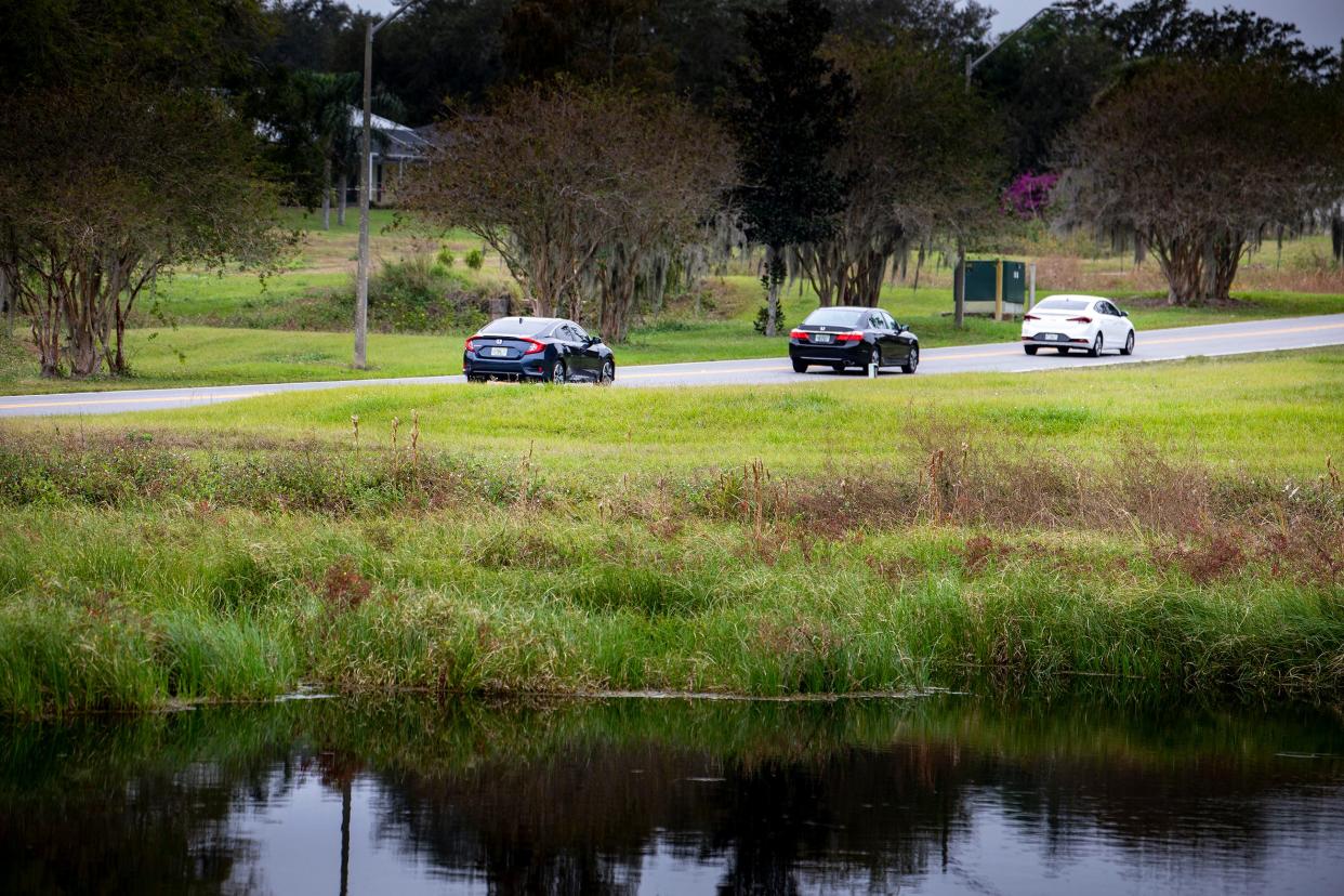 Cars drive along Carpenters Way within the Wedgewood area where it winds among the golf course In Lakeland, FL, Wednesday November 23,2022.
(Photo: Ernst Peters/The Ledger)