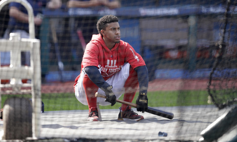 El jugador de los Indios de Cleveland, el puertorriqueño Francisco Lindor, aguarda para batear durante una práctica el miércoles 3 de octubre de 2018, en Cleveland. (AP Foto/Tony Dejak)