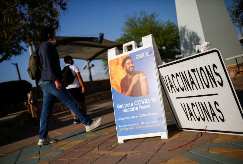 Foto de un centro de vacunación contra el coronavirus cerca del Puente Internacional Santa Fe en El Paso, Texas