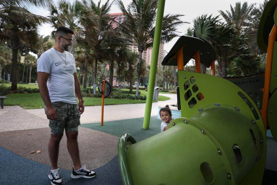 Oren Yakubov, de Nueva York, a la izquierda, juega con su hijo, Ari, en el parque Samson Oceanfront el miércoles 11 de mayo de 2022. Los precios de los alquileres han aumentado en la zona luego de la pandemia. Yakubov es propietario de un apartamento en la zona, pero vive en Nueva York de tiempo completo. "Lo compré en el momento adecuado, supongo, justo antes del COVID", dijo Yakubov.