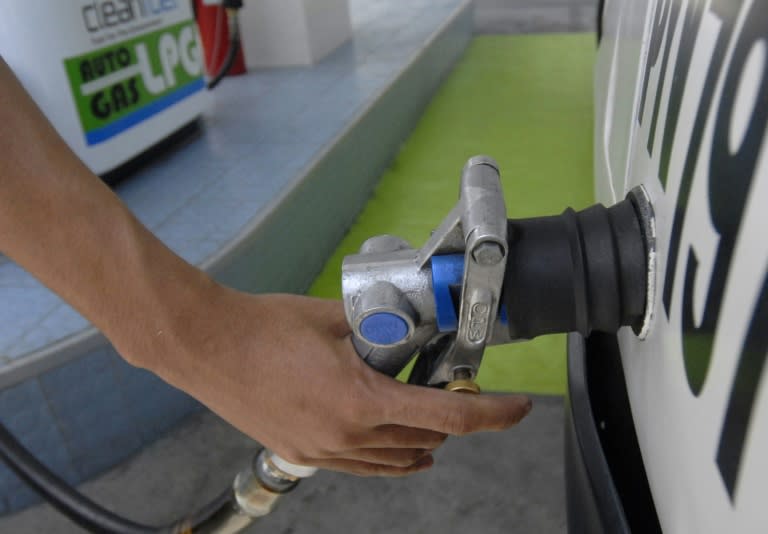Un empleado de una gasolinera de Manila llena el tanque de un taxi con gas natural líquido el 17 de junio de 2008 (Luis Liwanag)