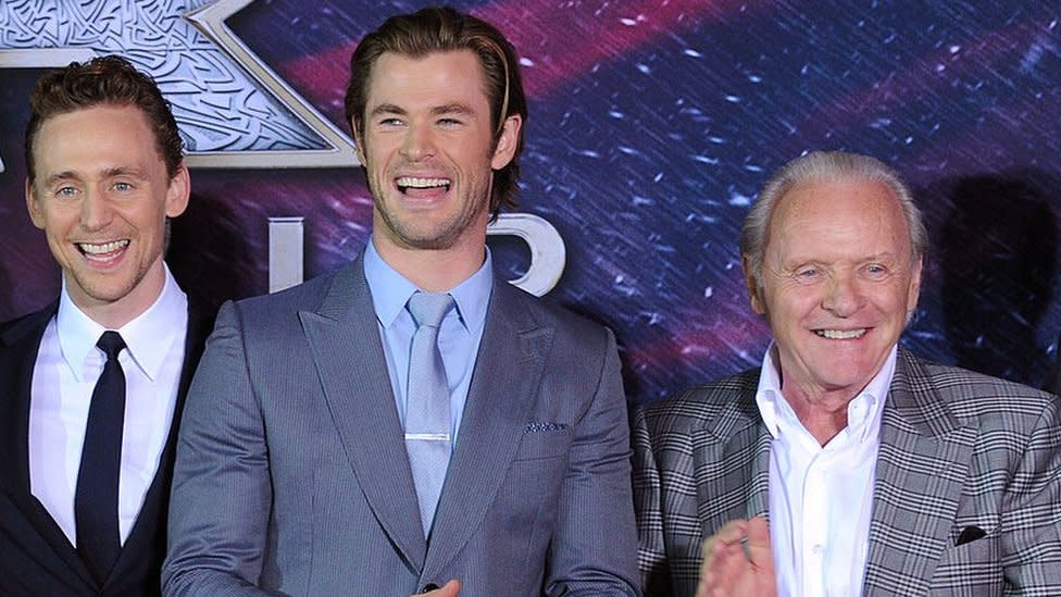 Tom Hiddleston, Chris Hemsworth y sir Anthony Hopkins