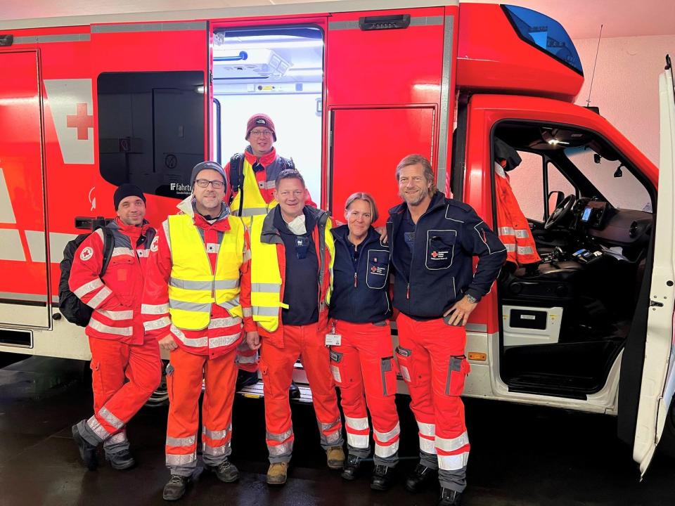 Gemeinsam mit seinem Drehteam erlebt Henning Baum (rechts) den Alltagsstress des Rettungsdiensts am eigenen Leib. (Bild: RTL)