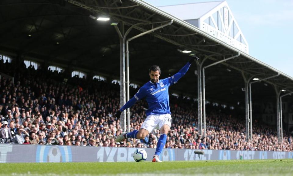 Everton’s Andre Gomes puts in a cross during Everton’s defeat at Fulham.