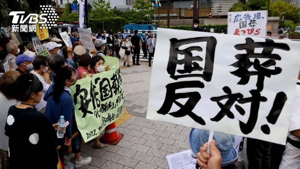 日本即將在27日為前首相安倍晉三舉行國葬，引起不少民眾反對。（圖/達志影像美聯社）