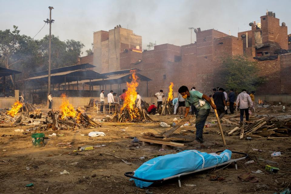 印度新德里一處火葬場，人們正準備替新冠肺炎病逝者火化。圖片來源：Reuters。