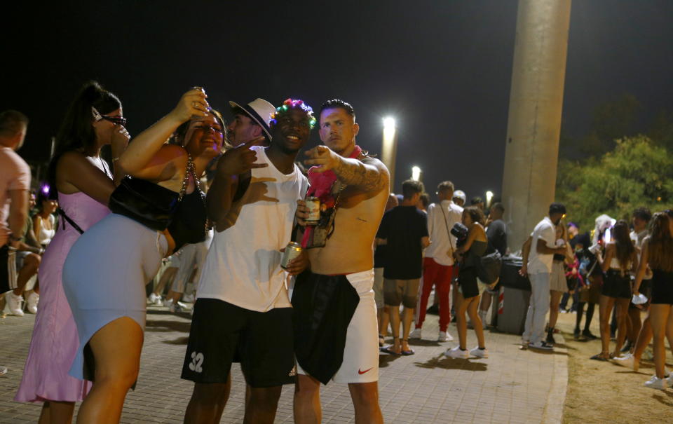 Junge Touristen feiern am Strand von El Arenal in Palma de Mallorca. (Bild: REUTERS/Enrique Calvo)