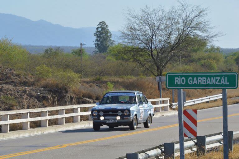 Otro dúo proveniente de Uruguay, el de Eduardo Gotero y Enrique Laporte, avanza por la ruta nacional 38 hacia el sur a la altura del río Garbanzal.