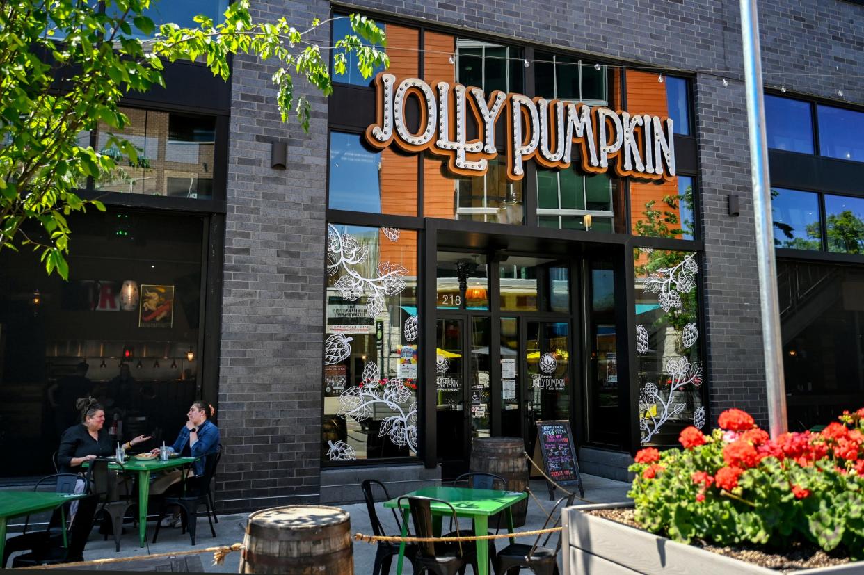Matea Caulk, right, and Triquita Hicks enjoy lunch outside the Jolly Pumpkin on Friday, May 26, 2023, in downtown East Lansing.