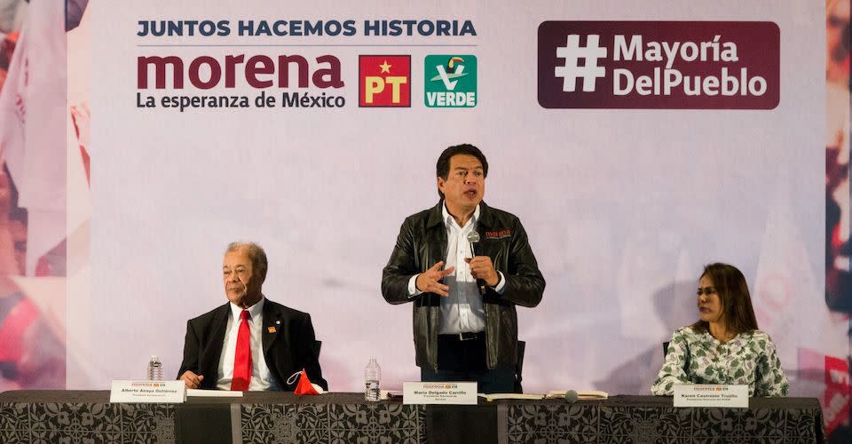 Alberto Anaya Gutiérrez, Mario Delgado, y Karen Castrejón Trujillo durante la conferencia de prensa y reunión con diputadas y diputados electos de Morena PT y PVEM.