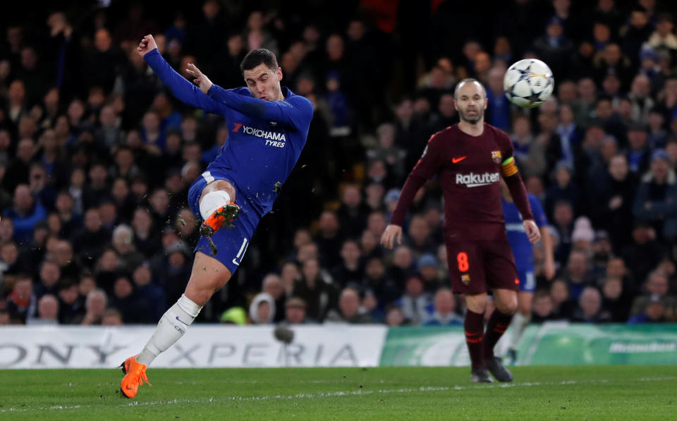 <p>À la fin de la première période, haute en intensité, Chelsea a repris des couleurs avec notamment deux poteaux de Willian. Le Brésilien a tenté une frappe de 20 mètres à l’entrée de la surface de Barcelone. Hazard a aussi tenté sa chance, mais sa volée n’était pas cadrée. (Photo : Reuters) </p>