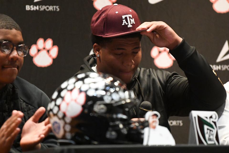 Walter Nolen signs with Texas A&M during the early signing period at Powell High School, Wednesday, Dec. 15, 2021.