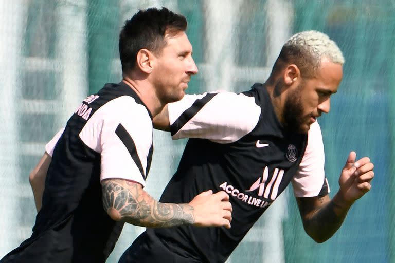 Entrenamiento del Paris Saint-Germain (psg). Lionel Messi; angel Di María; Mauro Icardi; Kylian Mbappe; Neymar; Leandro Paredes; Pablo Sarabia; Ander Herrera; Juan Bernat; Achraf Hakimi;