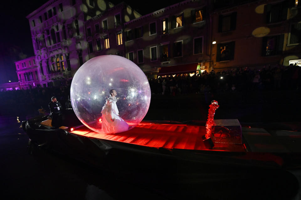 Lo spettacolo ha celebrato l'incontro tra 2 elementi, acqua e aria, con acrobati e giocolieri, mangiatori di fuoco e ballerine. Nel Rio di Cannaregio hanno sfilato una decina di imbarcazioni. Il suono degli archi ha accompagnato lo show. Un giocoliere ha maneggiato il fuoco, seguito dalle evoluzioni di un ballerino dentro una bolla. Poi le note di 'Sound of Silence' hanno accompagnato la coreografia di una danzatrice dentro una sfera trasparente mentre un acrobata, su un braccio meccanico, ha volteggiato sospeso nell'aria. (Vantage News/IPx)