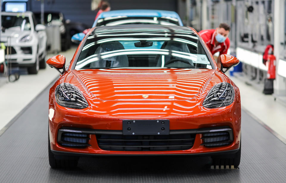 Starre Plattformen, zu lange Entwicklungszeiten - die Autoindustrie muss sich verändern.  - Copyright: Jan Woitas, picture alliance via Getty Images