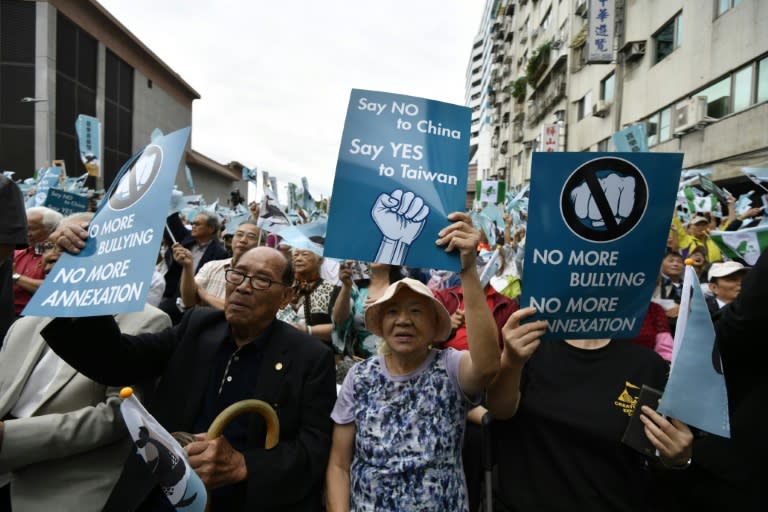 Tens of thousands of Taiwan independence campaigners took to the streets of Taipei on Saturday for a major rally that was a rebuke to Beijing