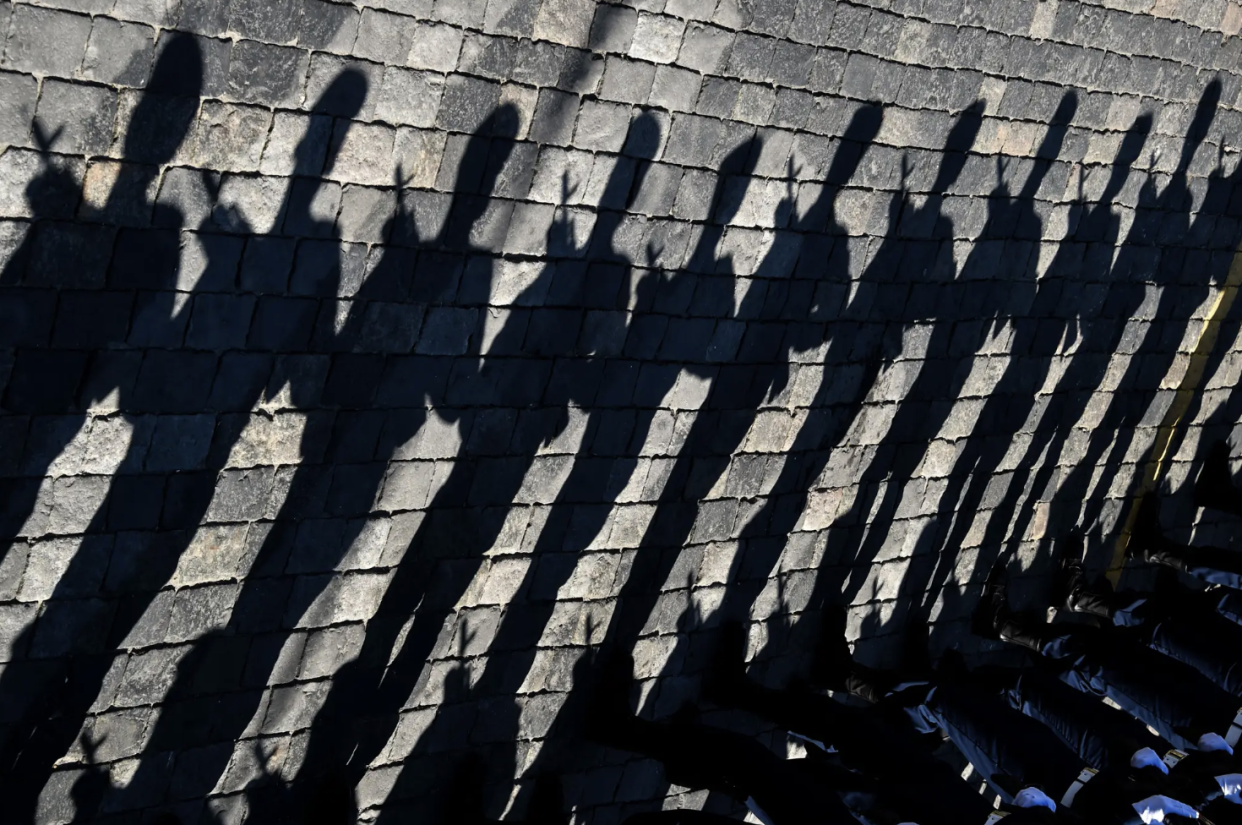 Die Schatten der russischen Soldaten sind auf dem Boden zu sehen, als sie während der Generalprobe der Militärparade zum Tag des Sieges auf dem Roten Platz in Moskau marschieren.  - Copyright: Kirill Kudryavtsev/AFP via Getty Images