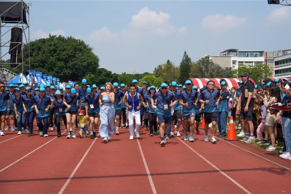 矽品精密40周年運動會，4日在逢甲大學體育場盛大舉辦，董事長蔡祺文率領公司主管群為「矽手未來 飛躍 40」領跑。（矽品精密提供／王煌忠台中傳真）