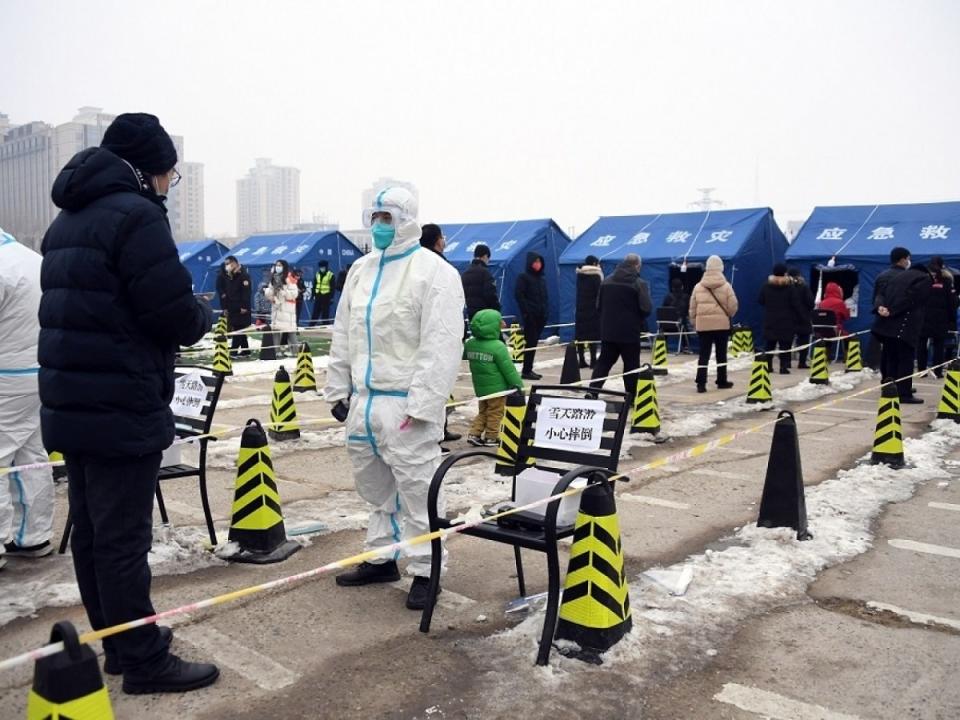 北京疫情嚴峻，民眾大量搶購發燒和感冒藥物，官媒指出，官方將發送Paxlovid。