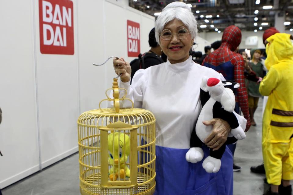 A cosplayer dressed as the Granny from Looney Tunes posing with Tweety Bird and Sylvester. (Photo: Sharlene Sankaran/ Yahoo Newsroom)