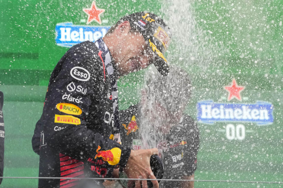 Max Verstappen de Red Bull celebra en el podio tras ganar el Gran Premio de Holanda, el domingo 27 de agosto de 2023, en Zandvoort. (AP Foto/Peter Dejong)