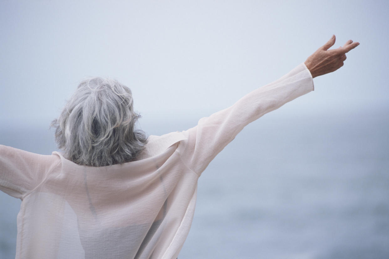 Las mujeres que quieran lucir sus canas tienen que luchar contra una presión sutil pero constante que intenta minar su decisión. [Foto: Getty Images]