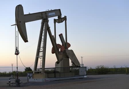 A pump jack operates at a well site leased by Devon Energy Production Company near Guthrie, Oklahoma September 15, 2015. REUTERS/Nick Oxford