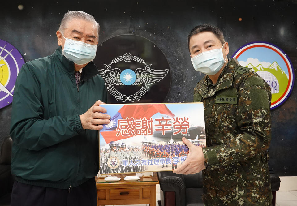 李理事長前往北部偏遠山區敬軍。（記者羅廣仁攝）